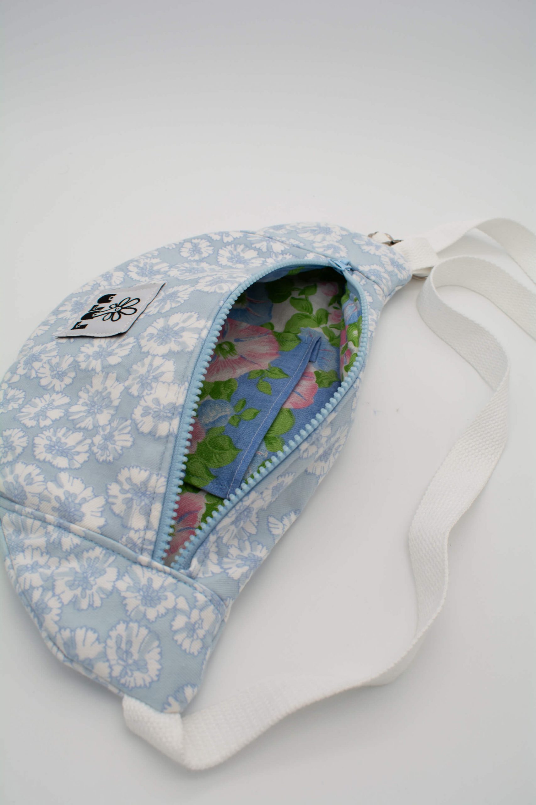 Banane basique fleurs bleues