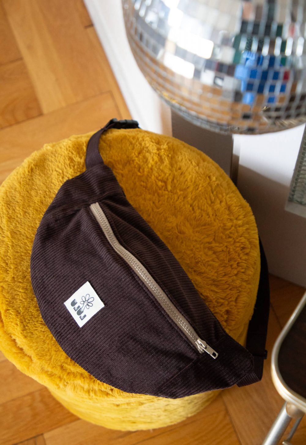 La banane velours côtelé marron