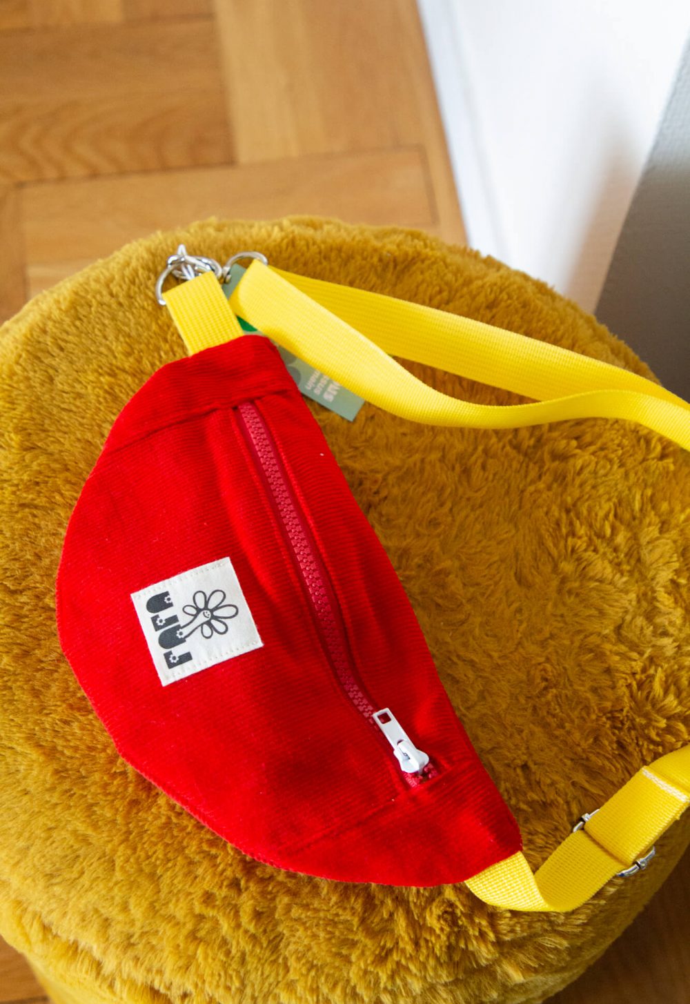 La baby banane velours côtelé rouge