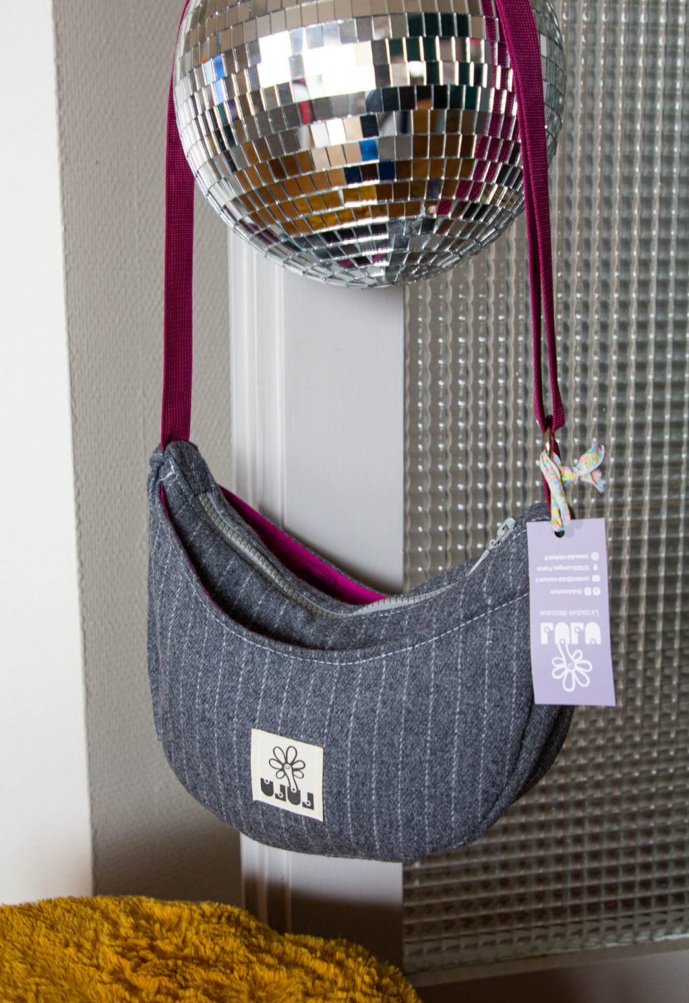 Sac croissant gris rayé