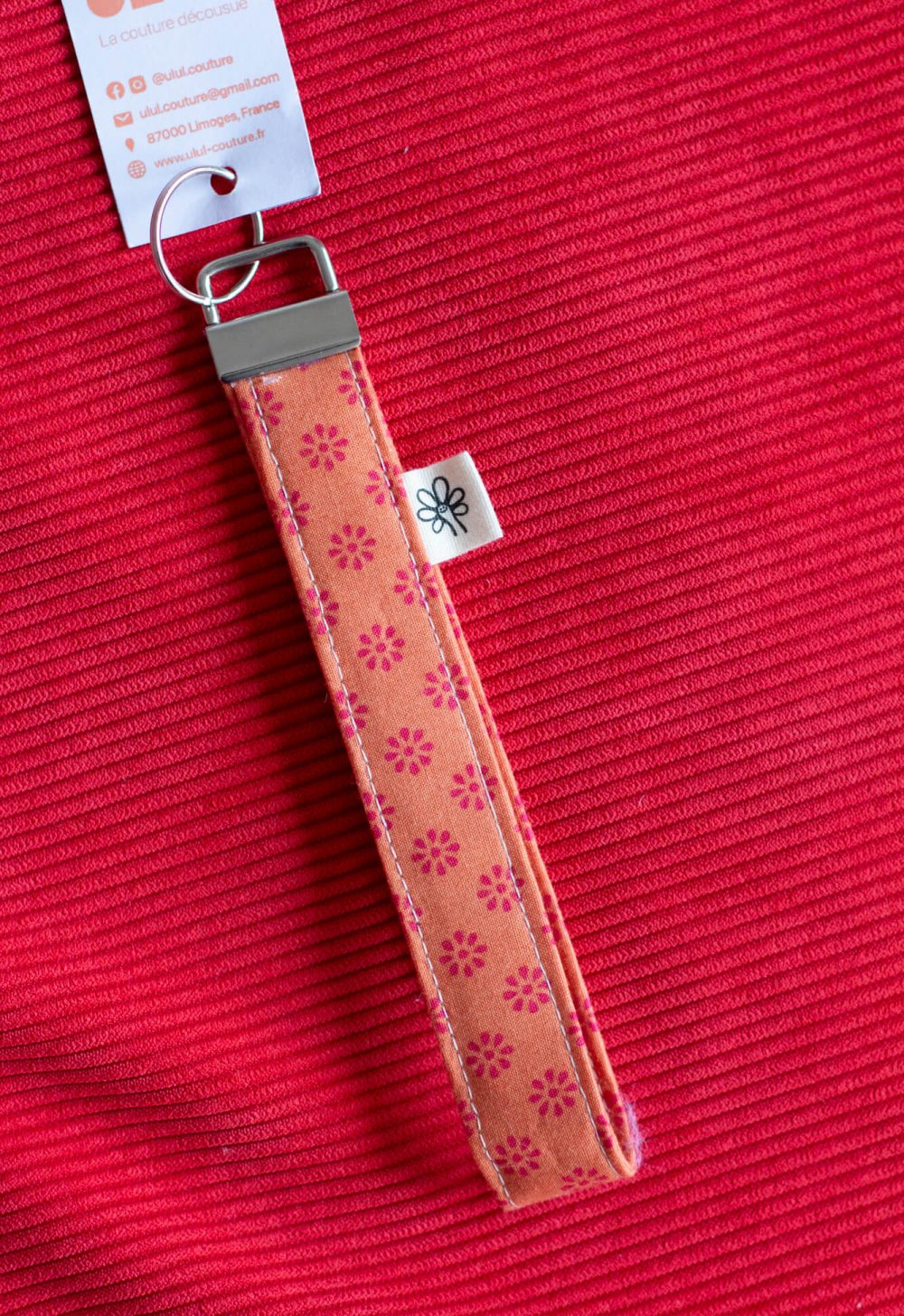 Porte-clés orange à fleurs