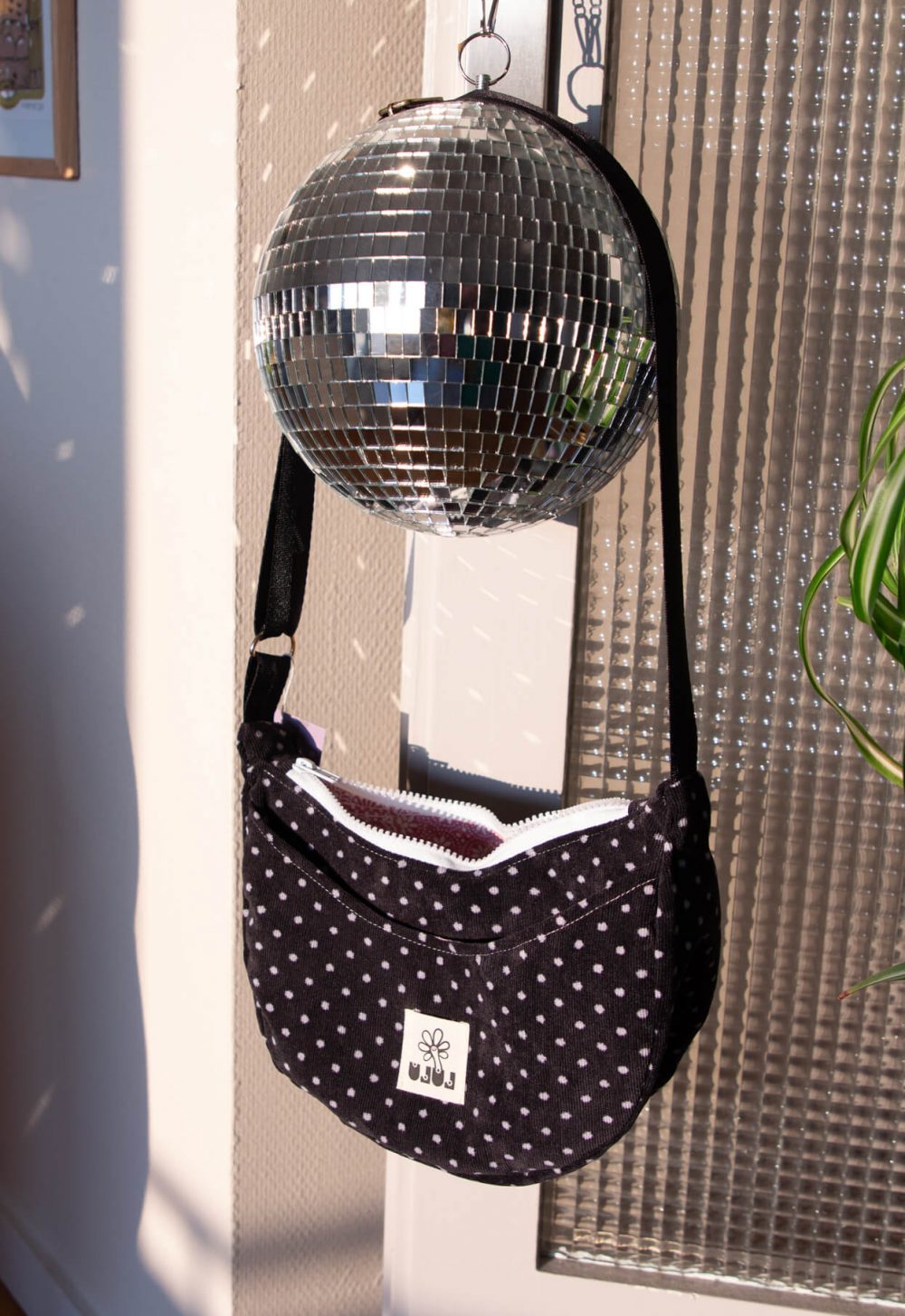 Sac croissant velours côtelé à pois