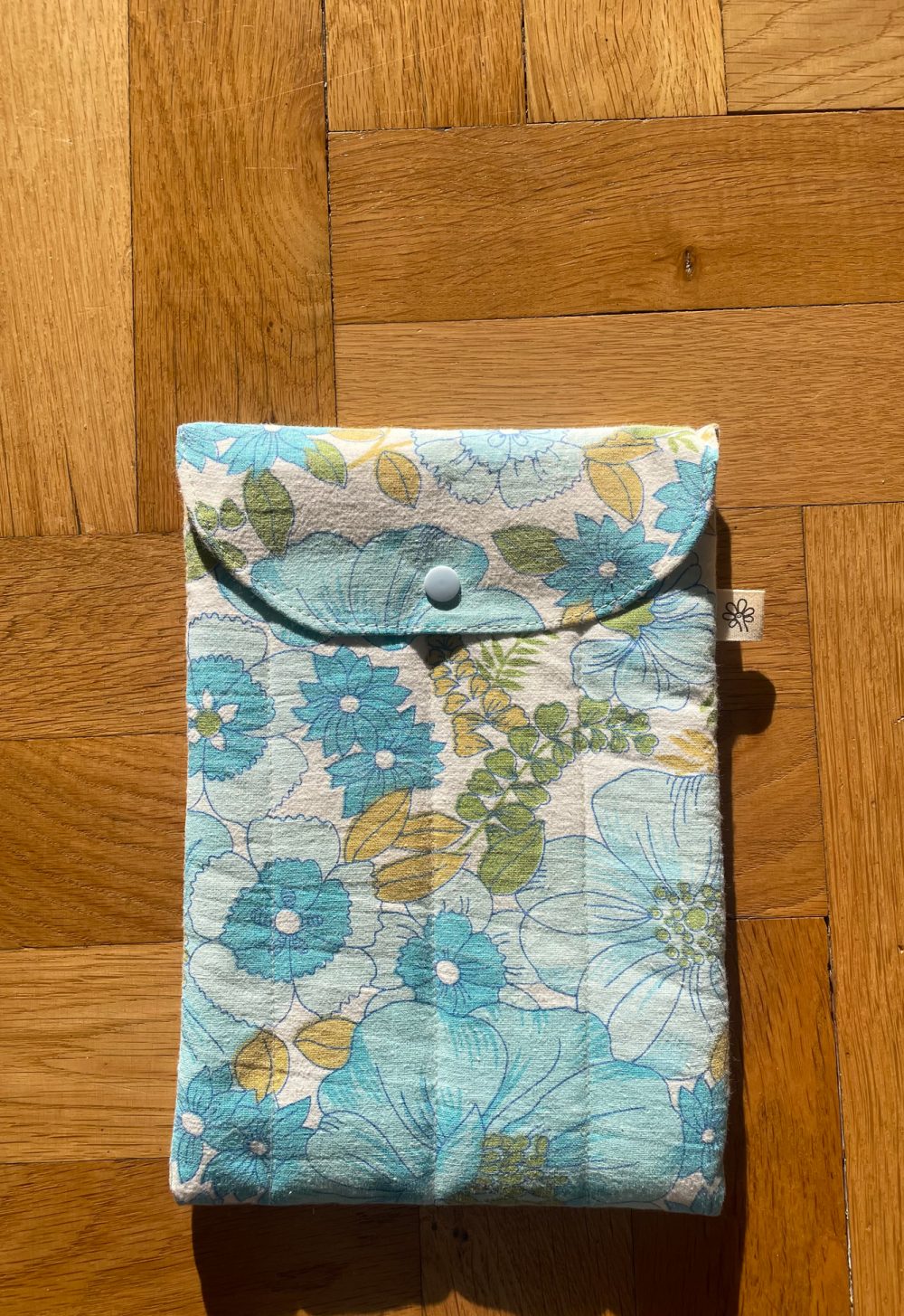 Pochette à livre fleurs bleues