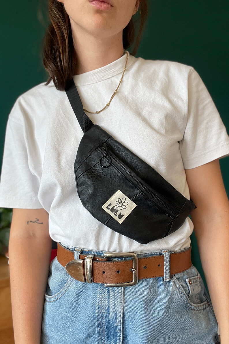 La baby banane cuir synthétique noir